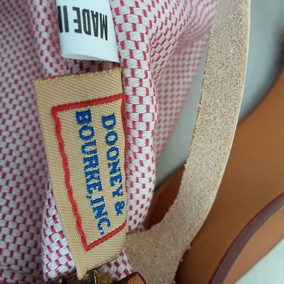 Dooney & Bourke shoulder bag. - Picture 4 of 8